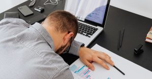 Jornada laboral infinita: Correos a las 6 de la mañana, más de 150 mensajes y 14 horas de trabajo al día