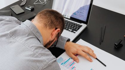 Jornada laboral infinita: Correos a las 6 de la mañana, más de 150 mensajes y 14 horas de trabajo al día