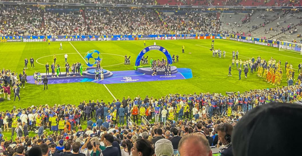 Tiktokers se esconden en el baño para ver la final de la Champions League