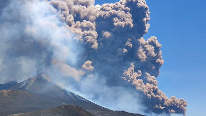 Turistas huyen tras erupción del Volcán Edna