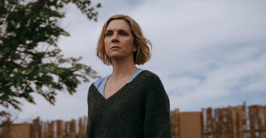 Rhea Seehorn en “Pluribus”, disponible en Apple TV+.