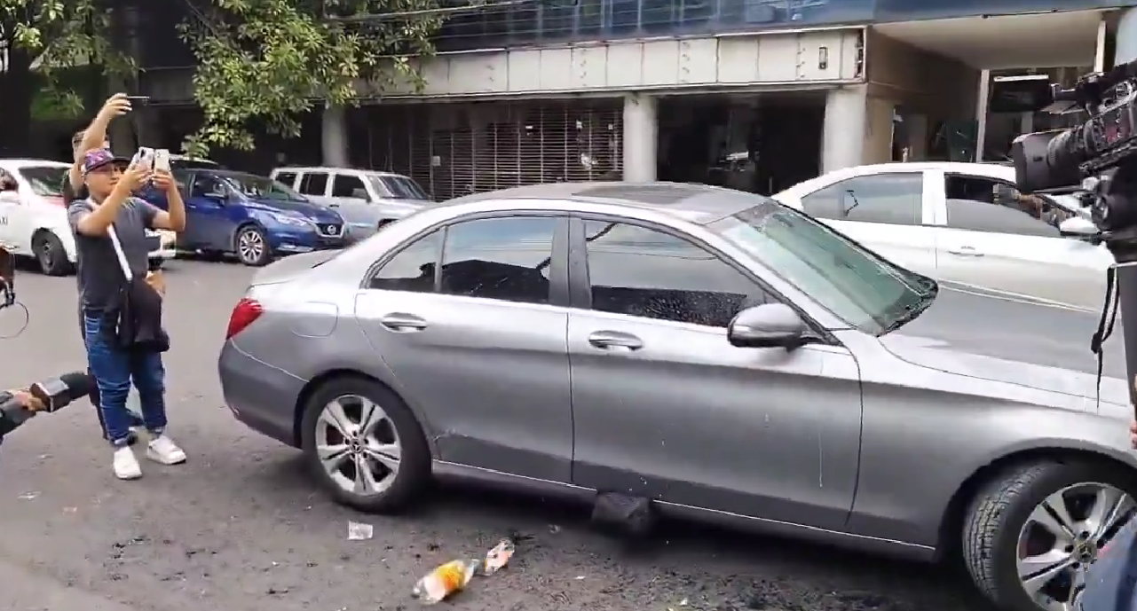 Agrenden a Ximena "N" (‘Lady Racista’) al salir de audiencia