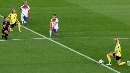 Selección Femenil de Inglaterra deja de arrodillarse para protestar contra el racismo