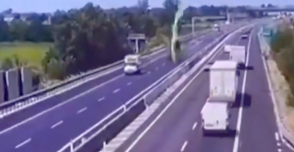 avioneta-estrella-autopista-italia-dos-personas-muertas