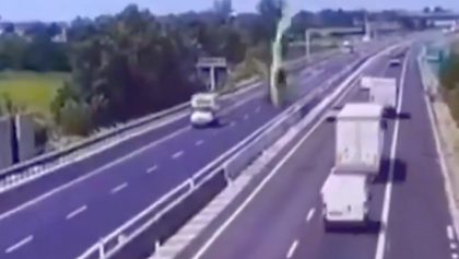 avioneta-estrella-autopista-italia-dos-personas-muertas