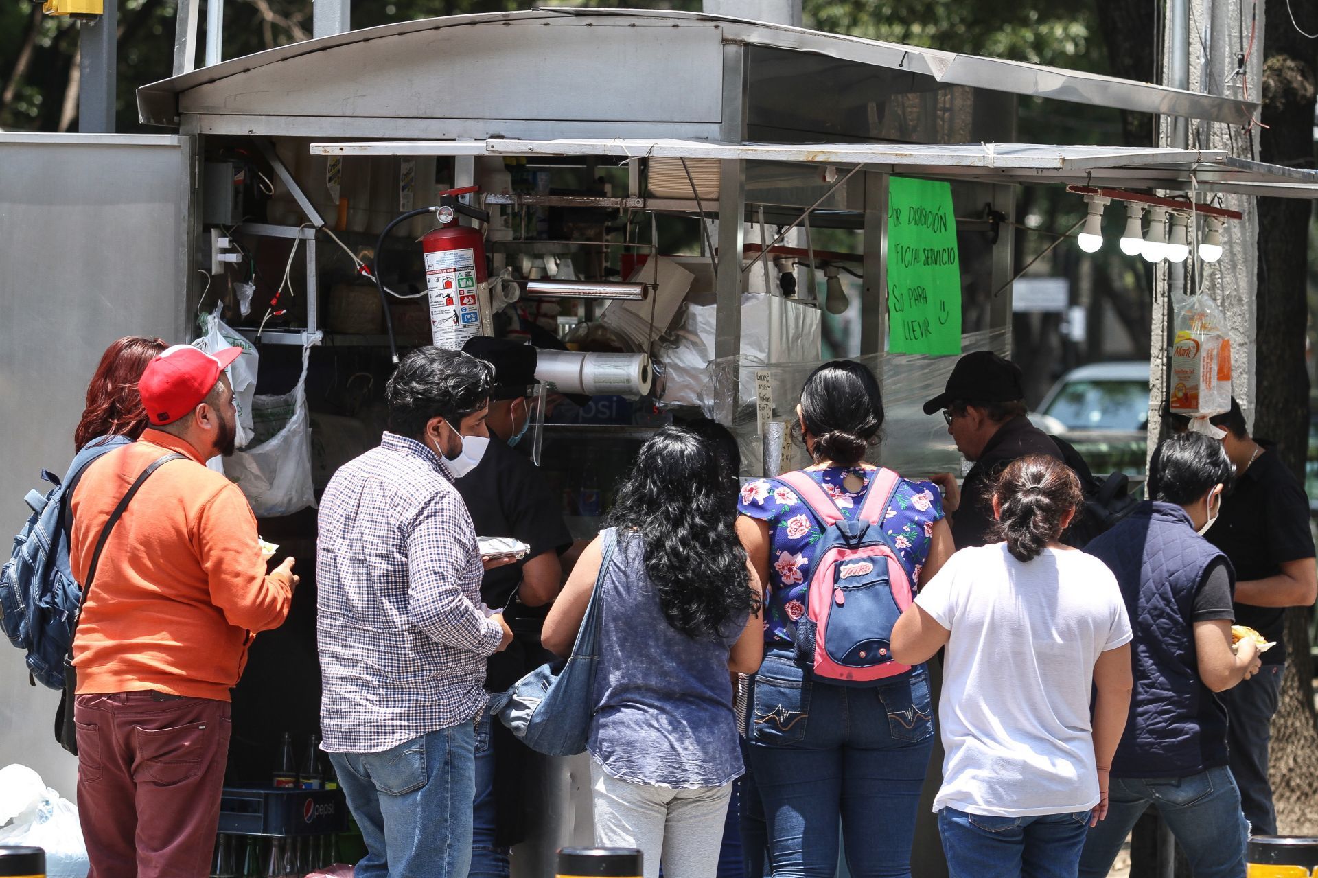 ¿Comes fuera del Metro? Hay bacterias fecales en salsas de 181 estaciones