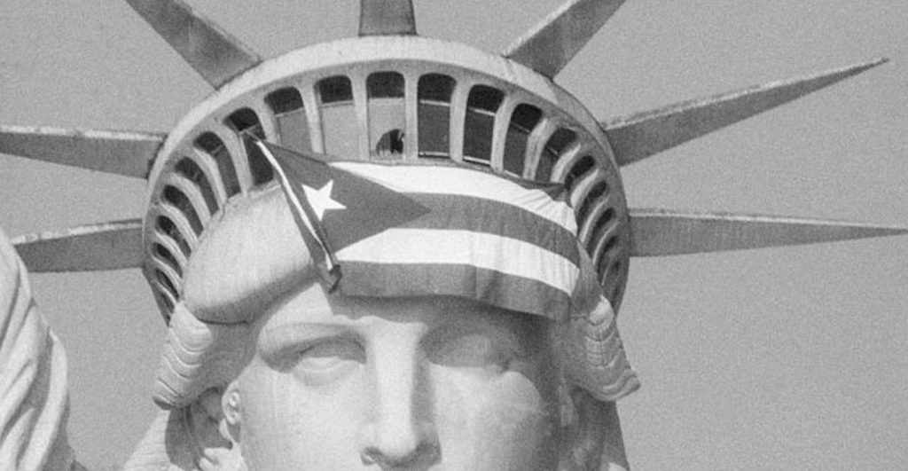 La historia detrás de la bandera de Puerto Rico en la estatua de la Libertad en ‘NUEVAYoL’ de Bad Bunny