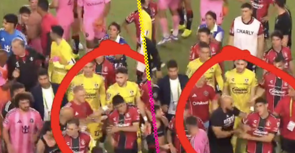 ¿No qué estaba vetado? Guardaespaldas de Messi empuja a jugador del Atlas