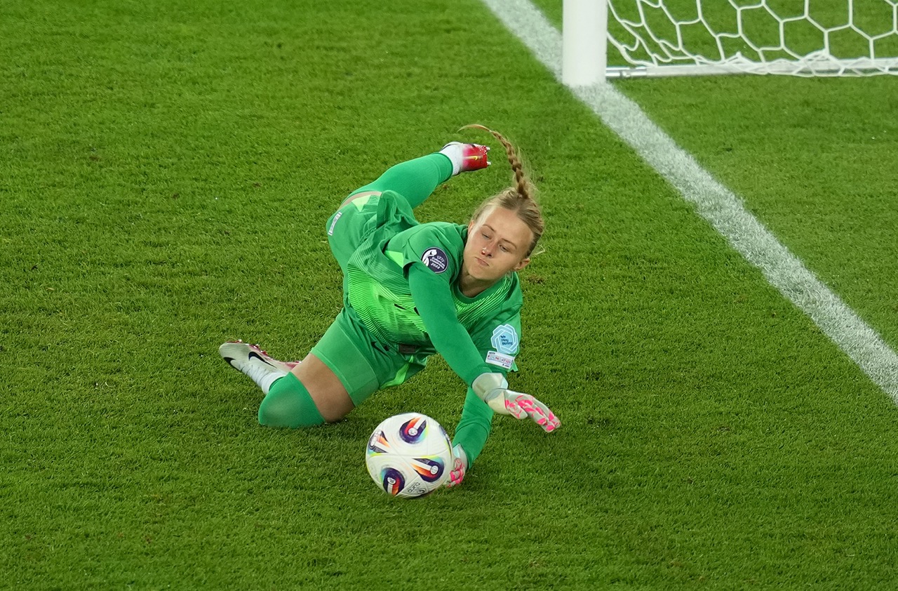 Hannah Hampton, la niña que "no podría jugar futbol" por su mala visión