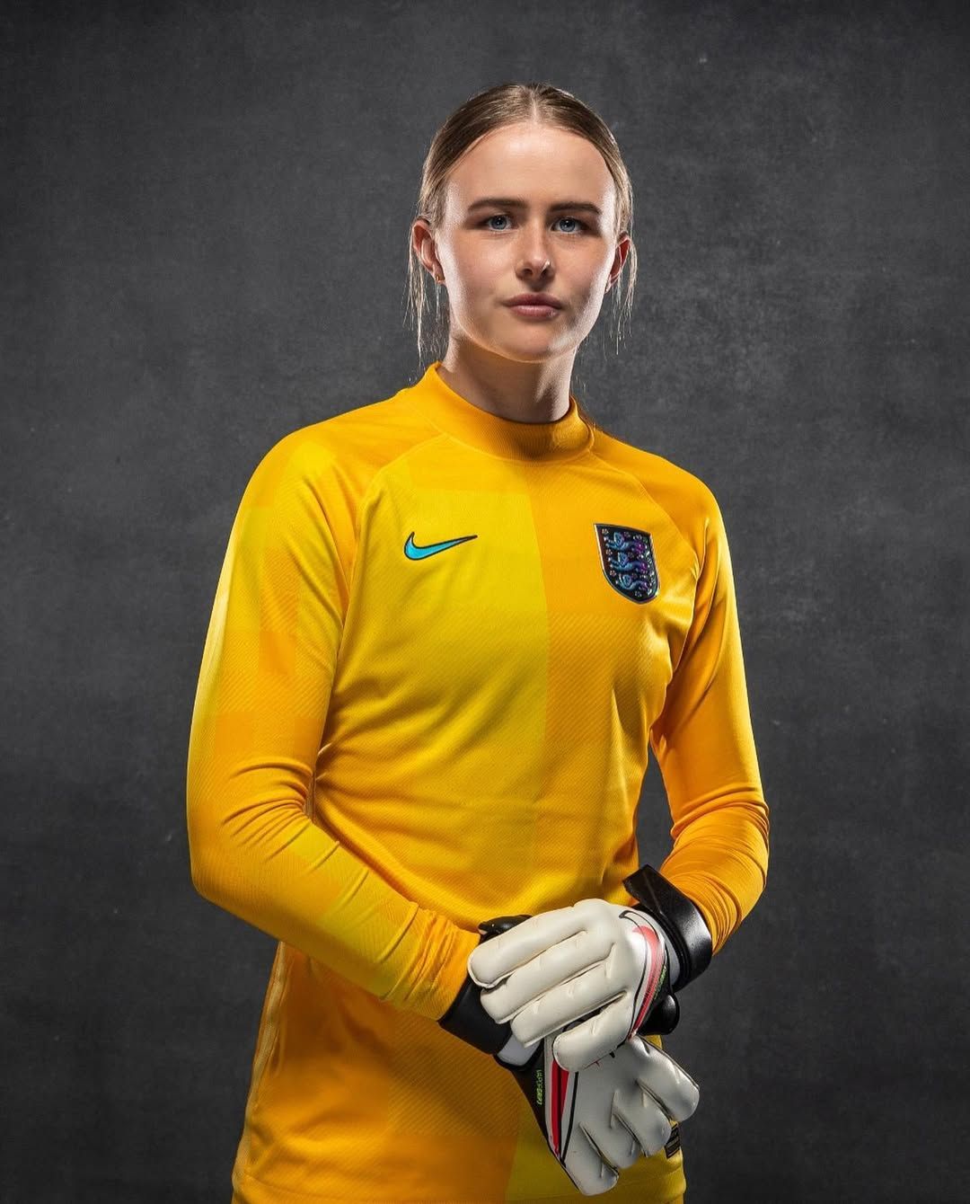 Hannah Hampton, la niña que "no podría jugar futbol" por su mala visión