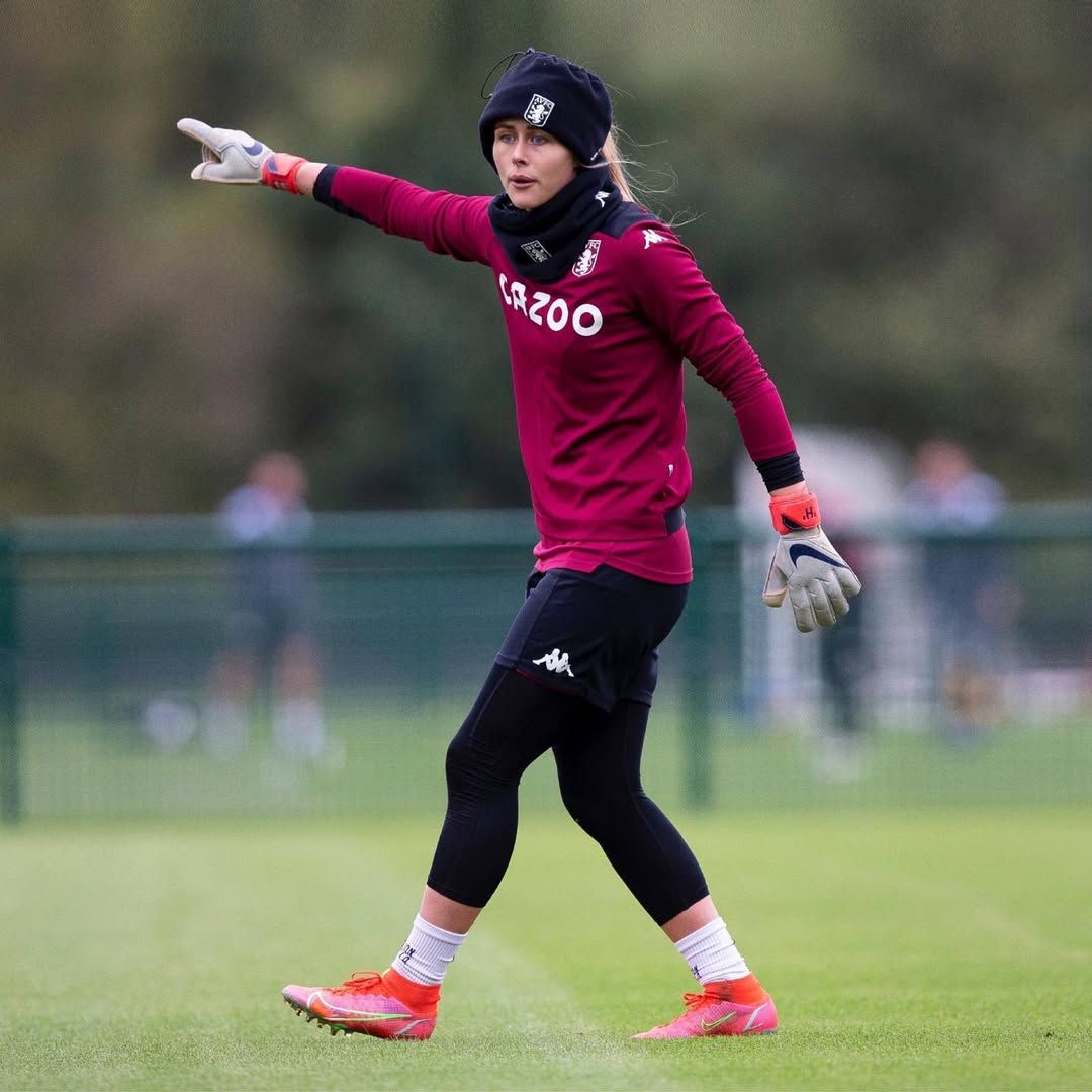 Hannah Hampton, la niña que "no podría jugar futbol" por su mala visión