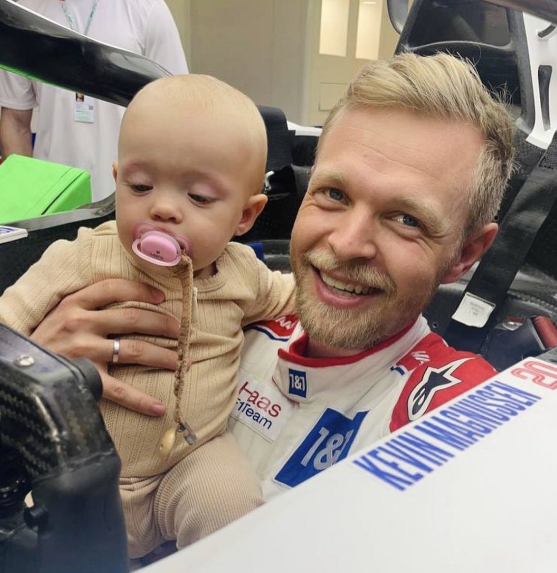 Kevin Magnussen y su hija Agnes