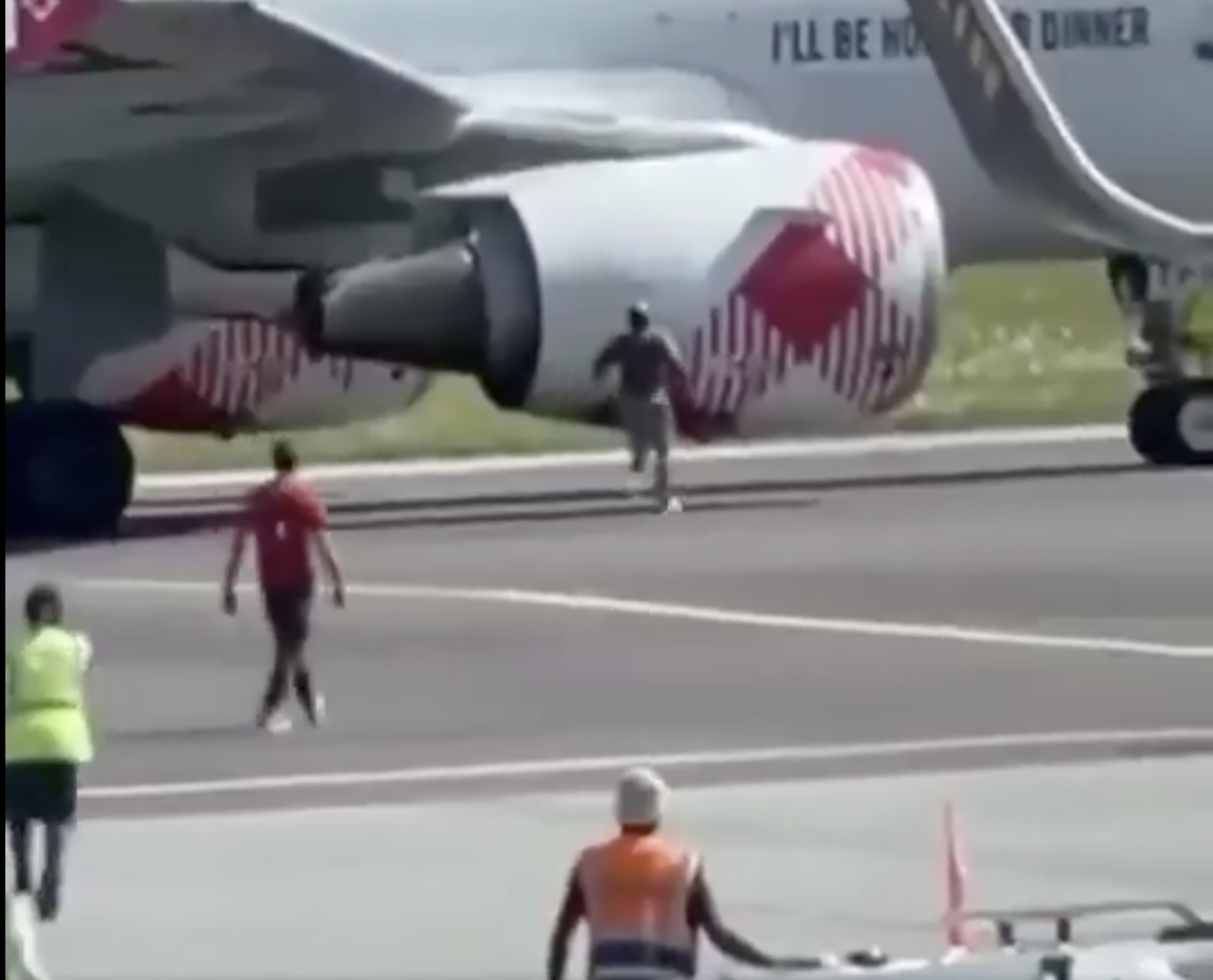 Hombre se lanza a turbina de avión en Italia