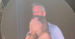 Pareja de infieles en concierto de Coldplay