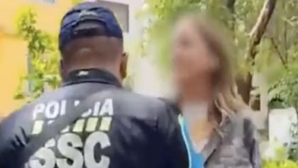 Mujer lanza insulto contra policía