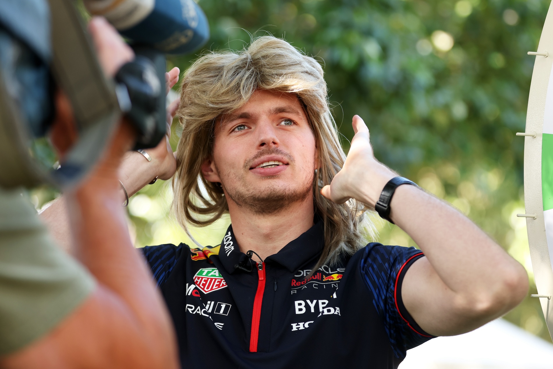Max Verstappen con peluca