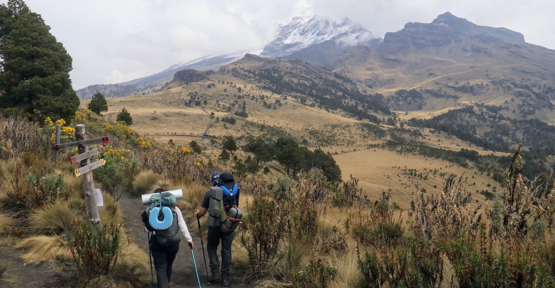 Recomendaciones para hacer senderismo y subir montañas
