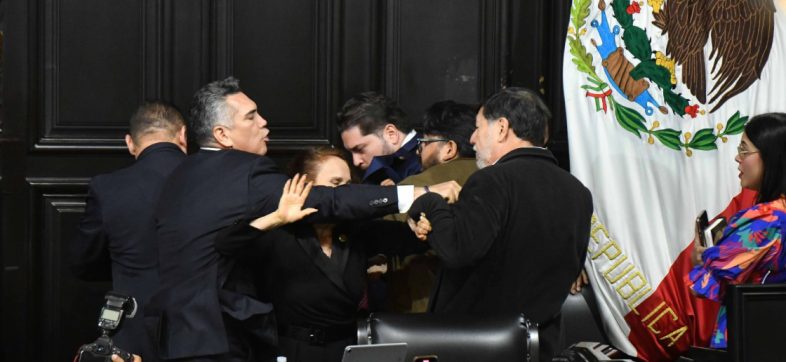 Alito Moreno y Fernández Noroña se agarran a golpes en pleno Senado