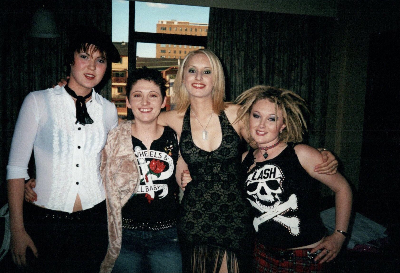 Lash cancion un viernes de locos take me away