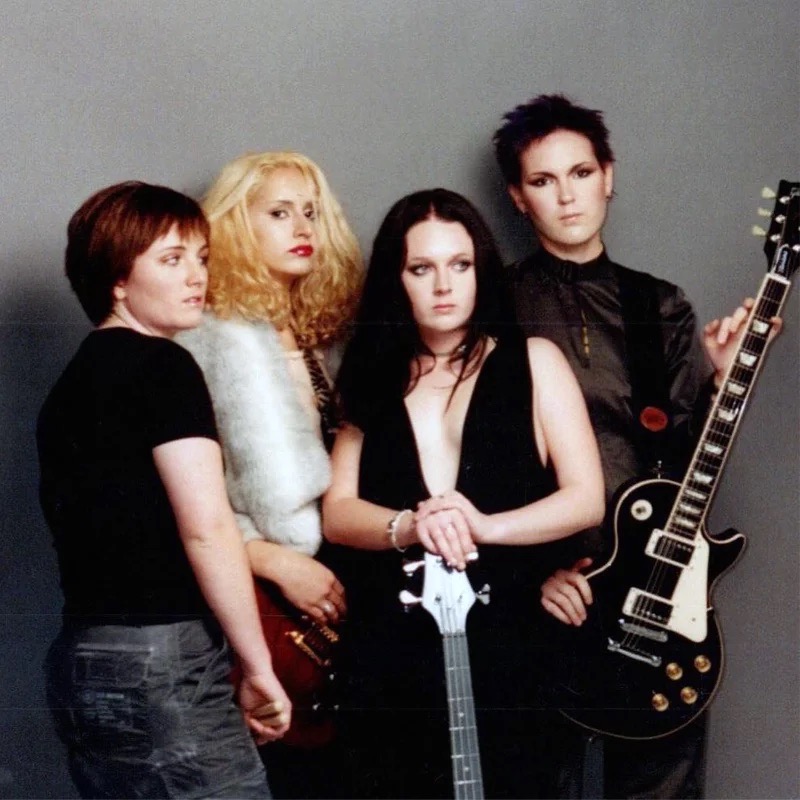 Lash cancion un viernes de locos take me away