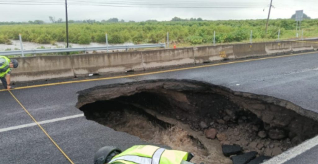 aparece-enorme-socavon-michoacan