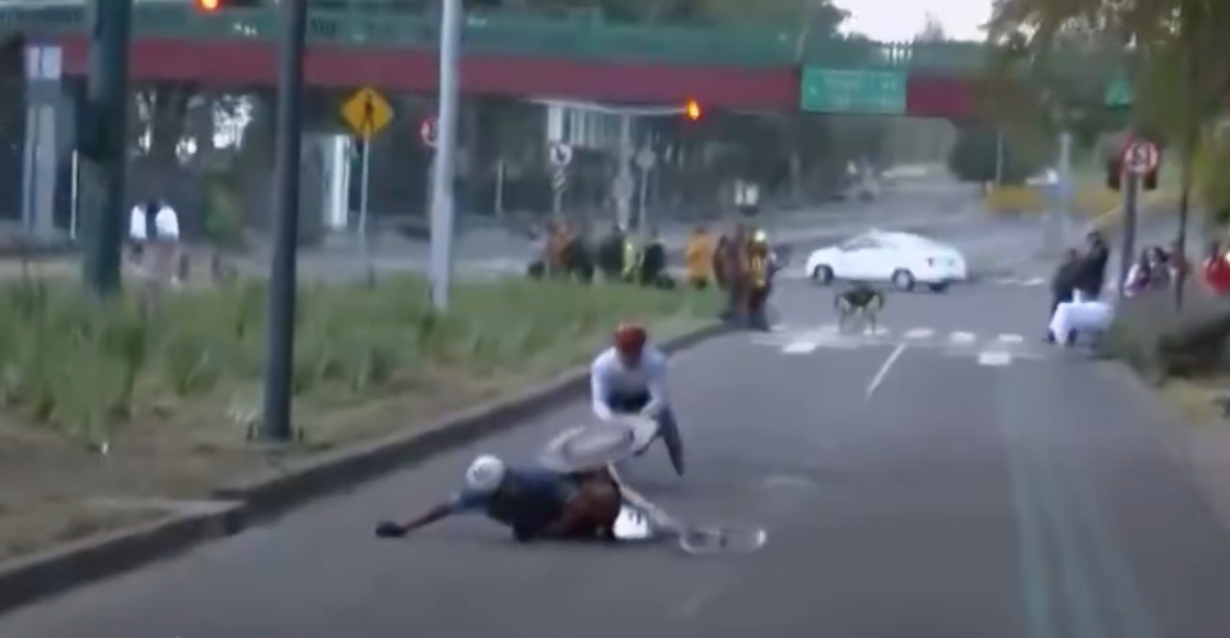 bache-provoca-caida-competidores-silla-ruedas-maraton-cdmx-1
