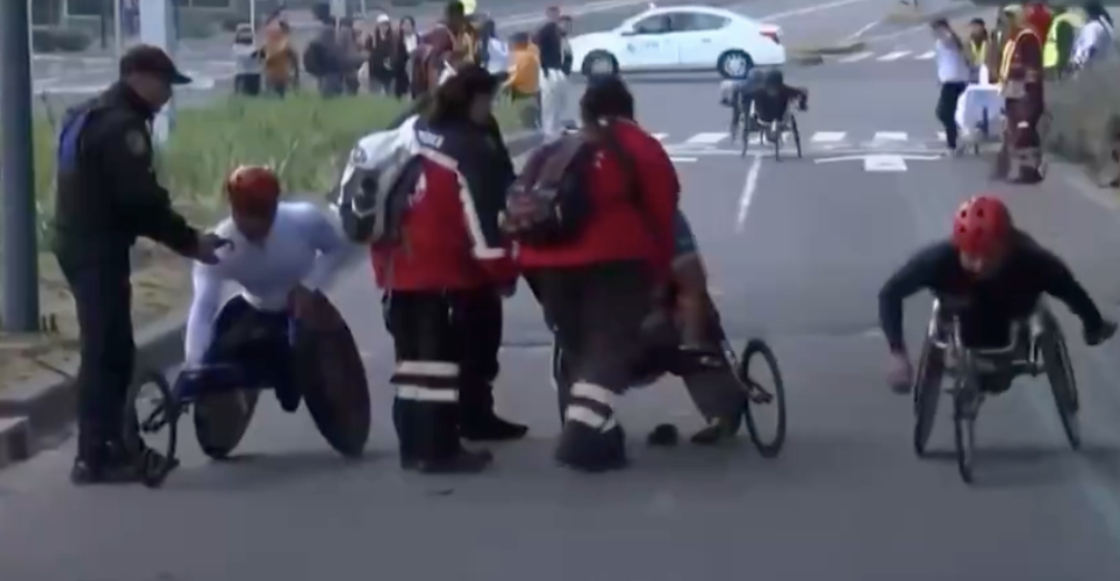 bache-provoca-caida-competidores-silla-ruedas-maraton-cdmx-2