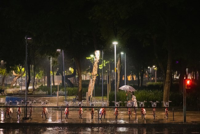 Y a todo esto, ¿cómo debemos manejar en la lluvia?