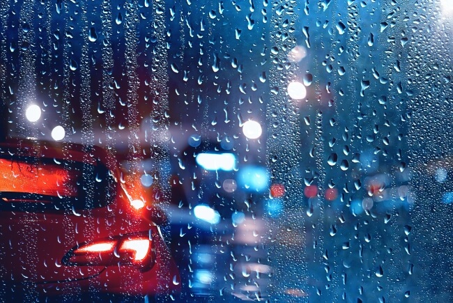 Y a todo esto, ¿cómo debemos manejar en la lluvia?