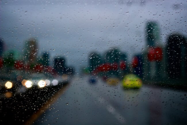 Y a todo esto, ¿cómo debemos manejar en la lluvia?
