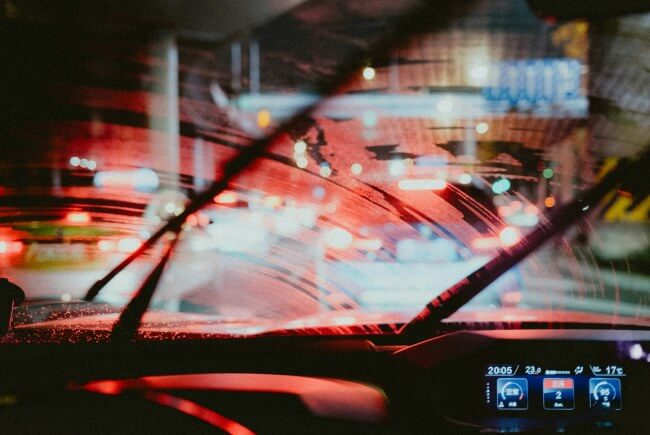 Y a todo esto, ¿cómo debemos manejar en la lluvia?