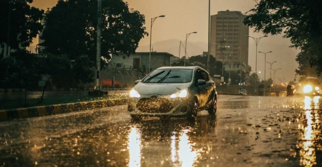 Y a todo esto, ¿cómo debemos manejar en la lluvia?