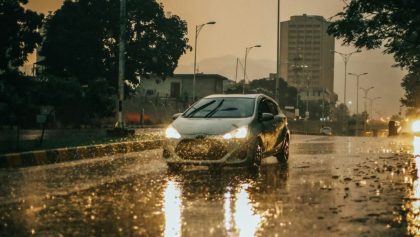 Y a todo esto, ¿cómo debemos manejar en la lluvia?