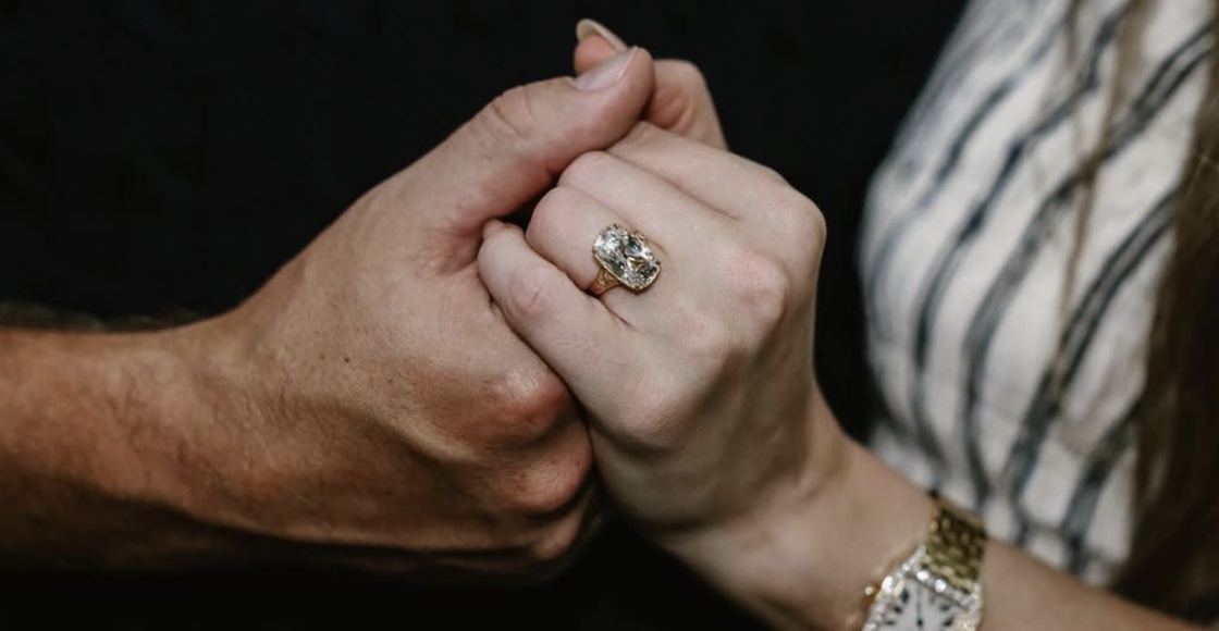 Taylor Swift y Travis Kelce comprometidos