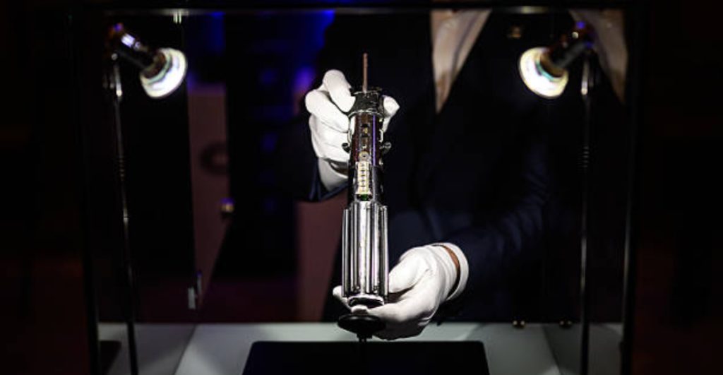 el-iconico-sable-luz-darth-vader-sera-subastado-1