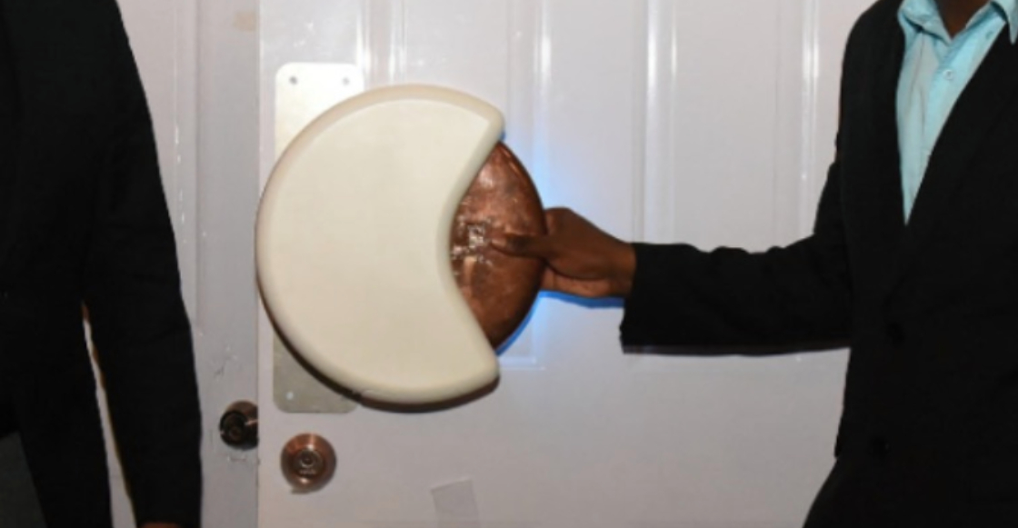 estudiante-inventa-manija-puerta-autodesinfecta-1