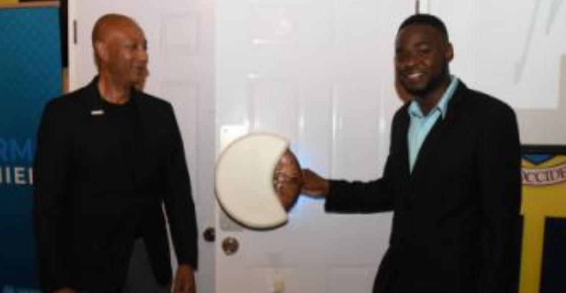 estudiante-inventa-manija-puerta-autodesinfecta-2