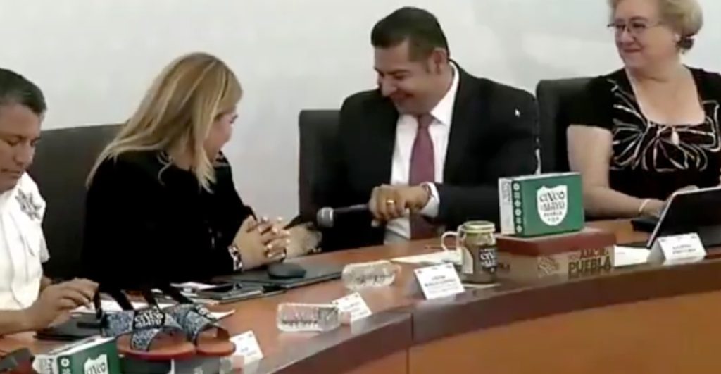 gobernador-de-puebla-entrevista-a-su-mascota-tomy-1