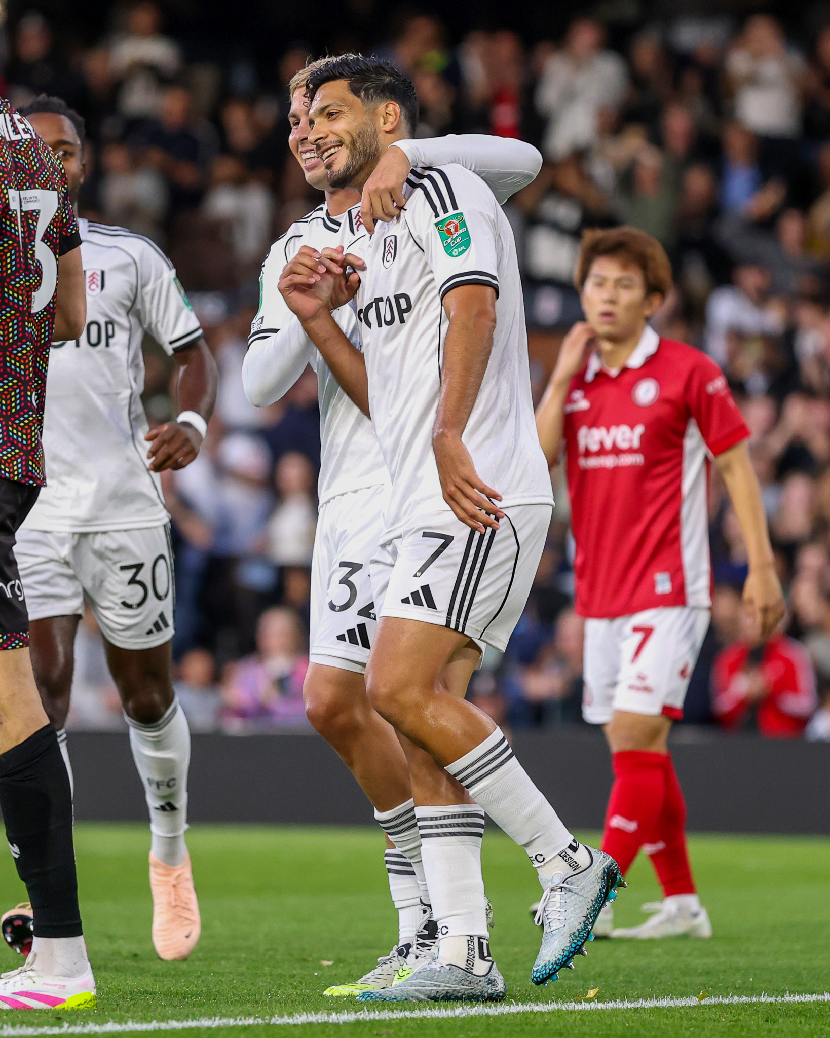 Chulada de definición de Raúl Jiménez para su primer gol de la temporada