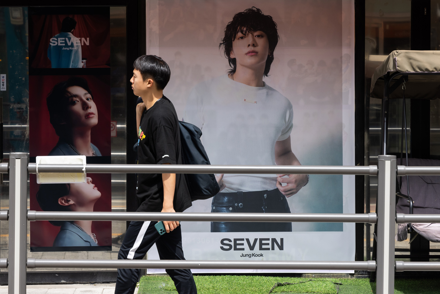 Foto de Jung Kook fuera de oficinas de HYBE 