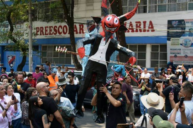 Juguetes monumentales en el Festival de Cartonería