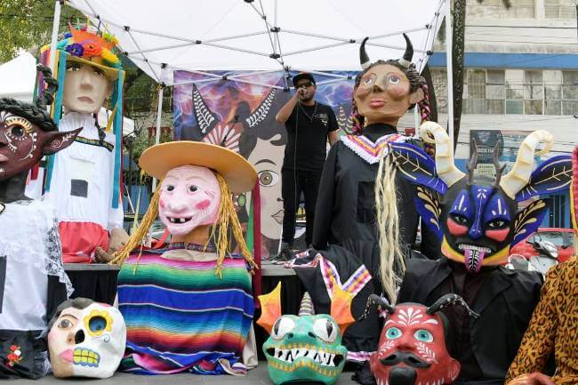 Juguetes monumentales en el Festival de Cartonería
