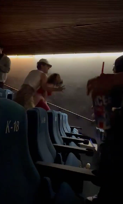 Mujer se enoja cuando le piden guardar silencio y la llaman ‘Lady Cineteca’