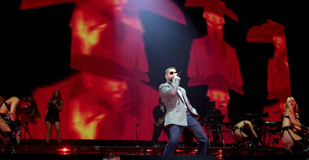 Maluma regaña a mamá por llevar a bebé a su concierto en CDMX