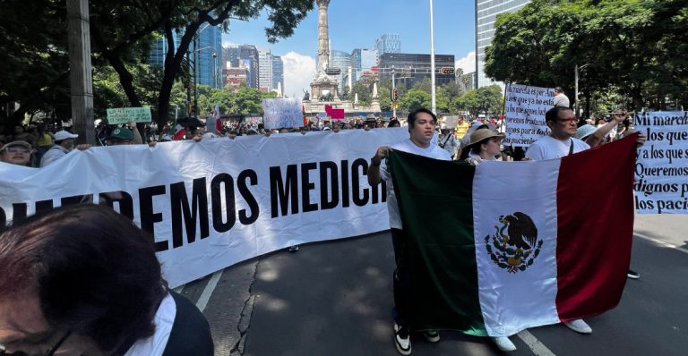 Marcha nacional contra el desabasto de medicamentos para pacientes con ...