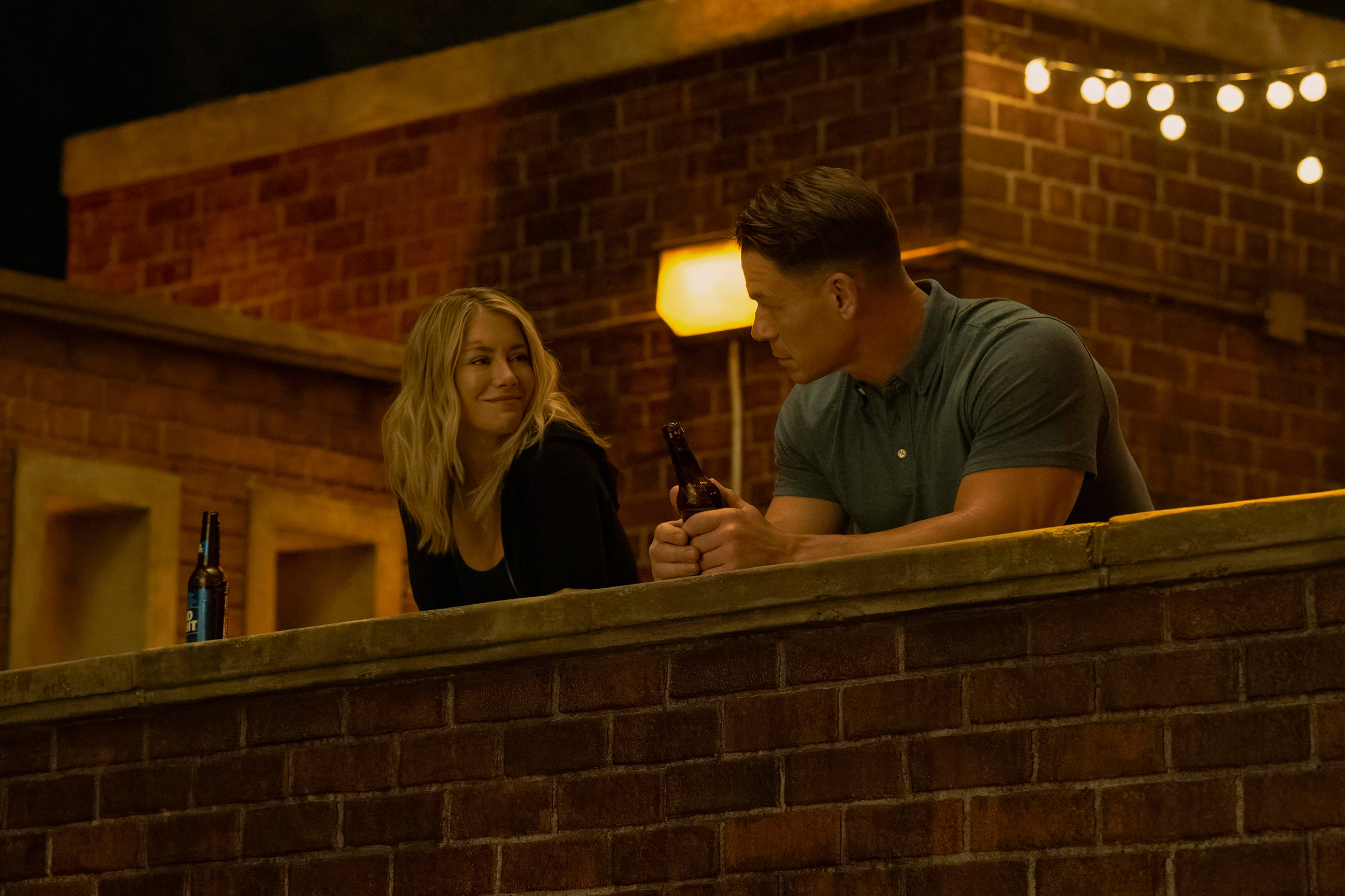 John Cena y Jennifer Holland en la temporada 2 de 'Peacemaker'