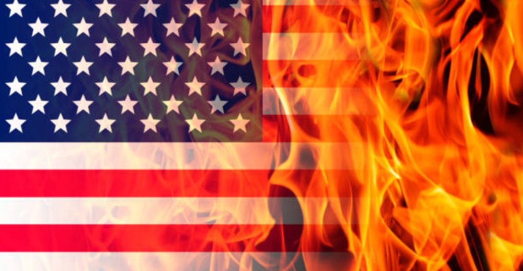 quemar-bandera-estados-unidos-motivo-carcel-donald-trump-1