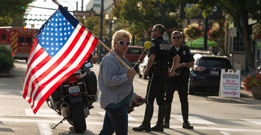 quemar-bandera-estados-unidos-motivo-carcel-donald-trump-2