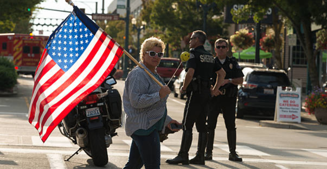 quemar-bandera-estados-unidos-motivo-carcel-donald-trump-2