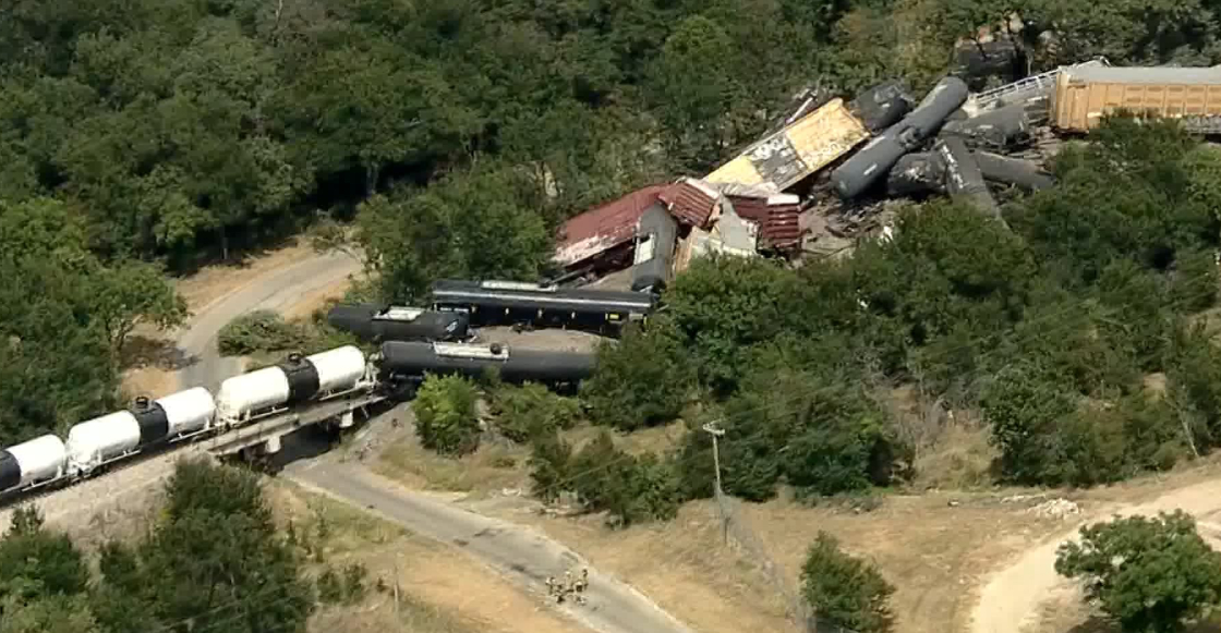 tren-descarrila-texas-transportar-materiales-peligrosos-2